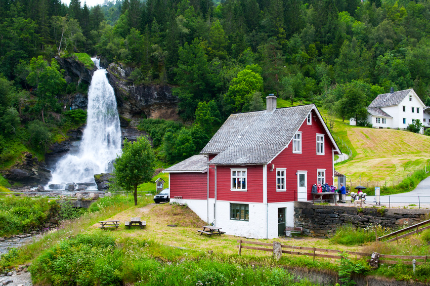 PETIT TOUR ENTRE FJORDS & TROLLS
